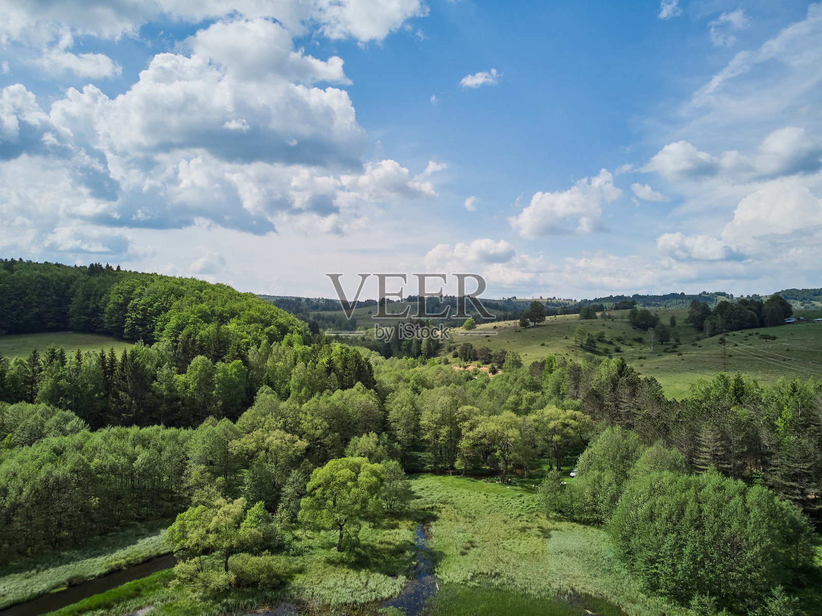 从无人机飞行拍摄的Trei湖猿三水域。蓝天白云和绿色的森林。照片摄影图片