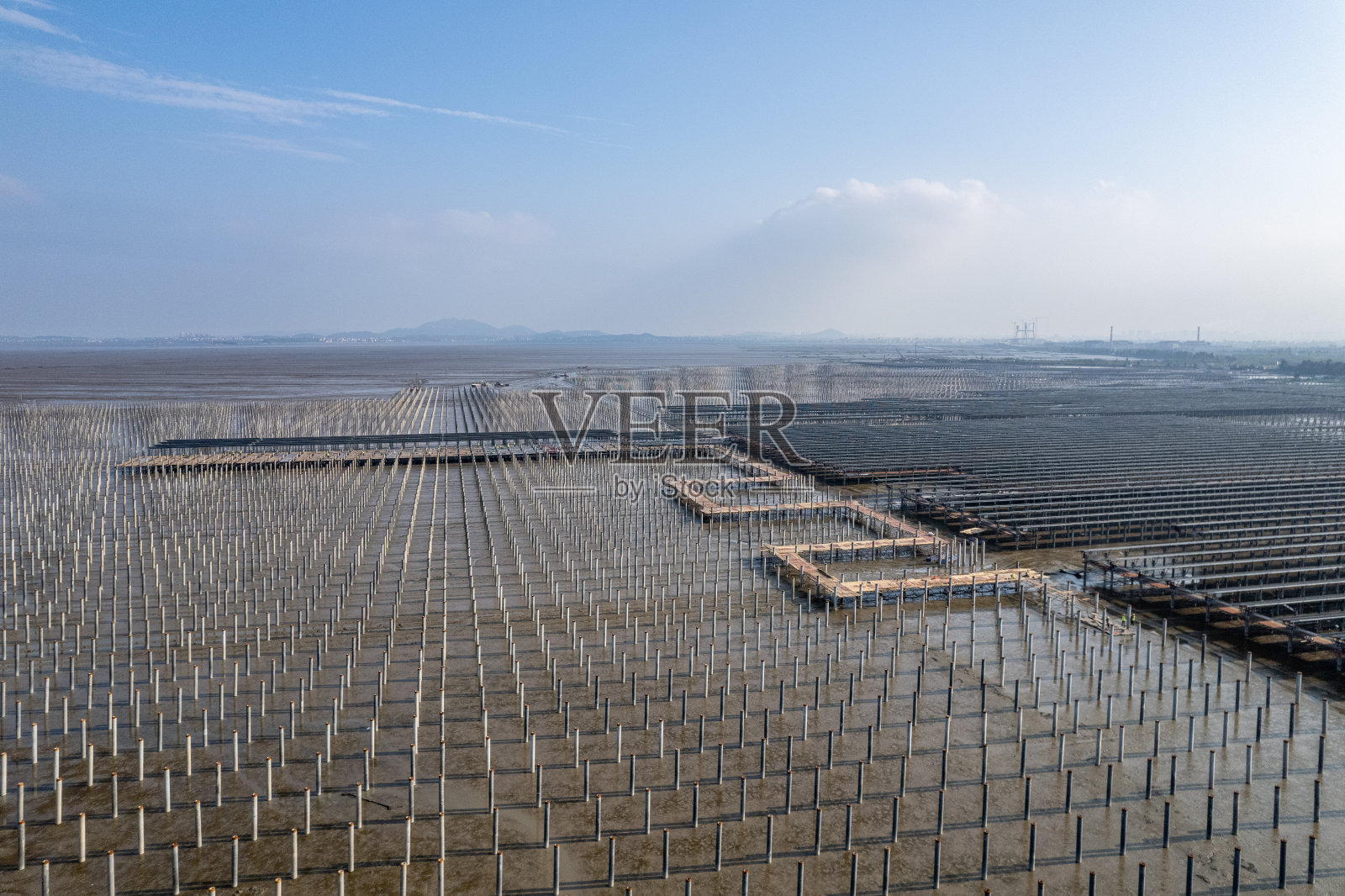 海上光伏太阳能发电场施工现场鸟瞰图照片摄影图片