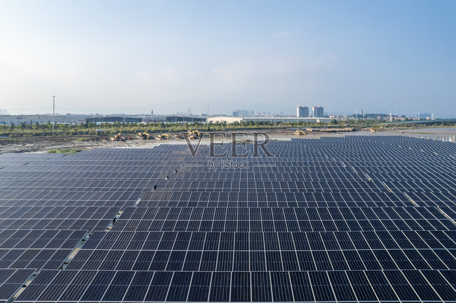 海上光伏太阳能农场鸟瞰图照片摄影图片