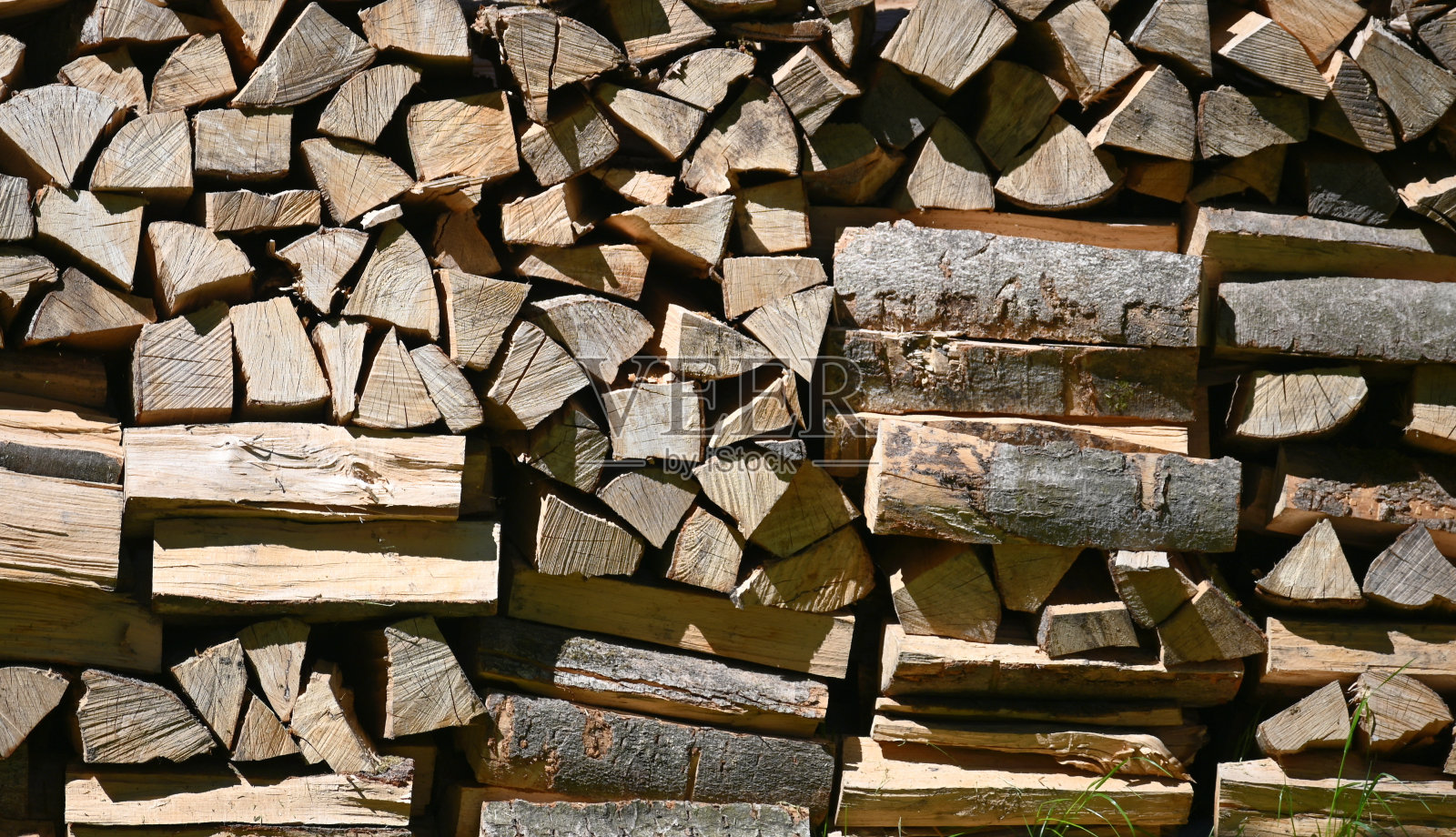 一堆砍来当柴火的原木照片摄影图片