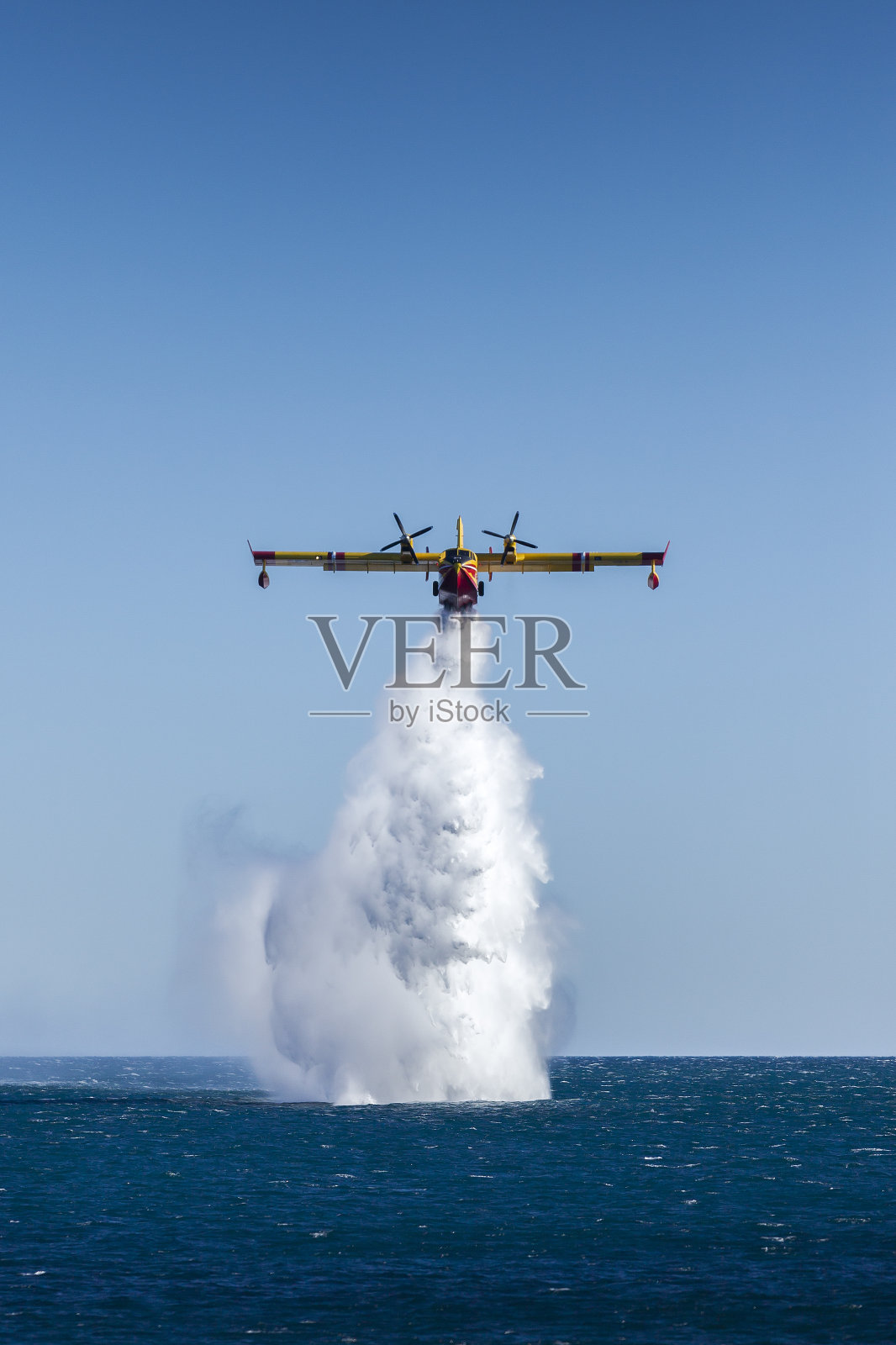 加拿大人正在训练飞机灭火照片摄影图片