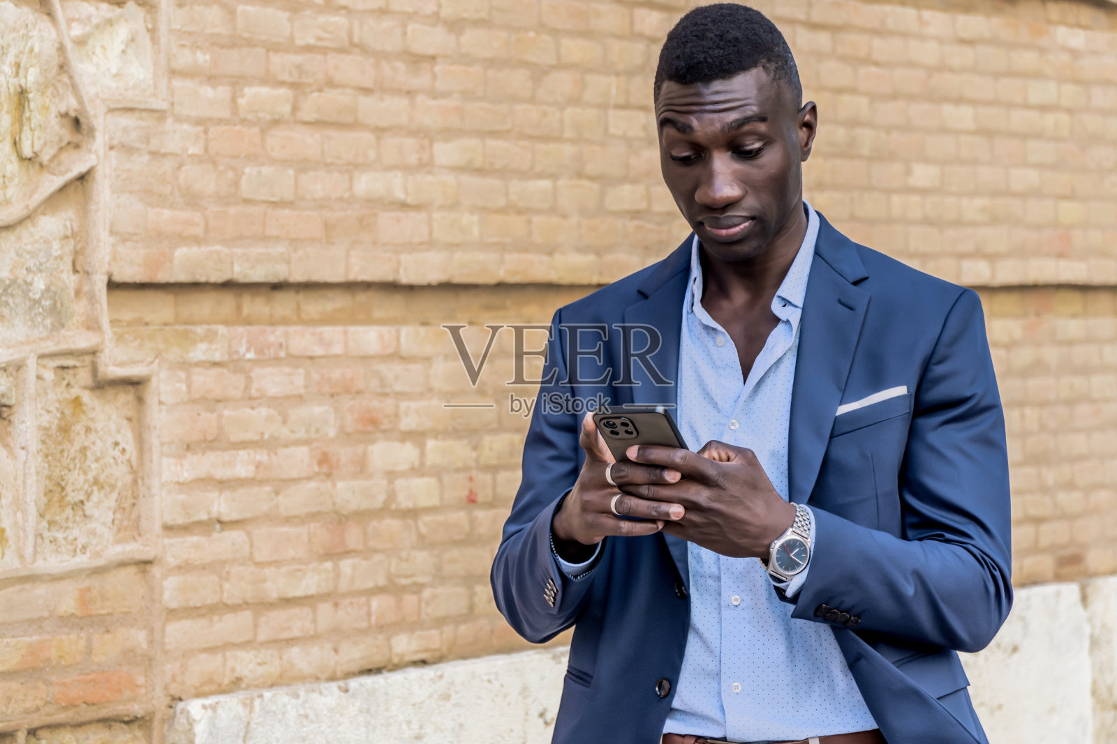 微笑的非裔美国商人与电话和手势,文本空间照片摄影图片