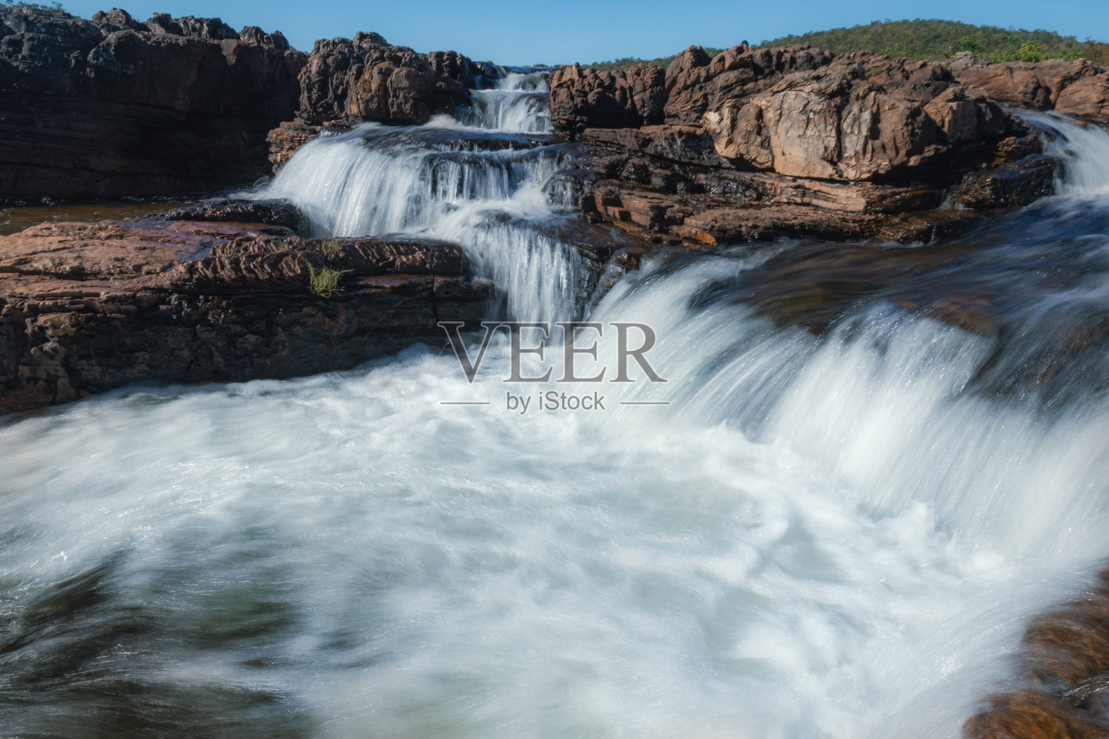 特写:瀑布溅起的水花照片摄影图片