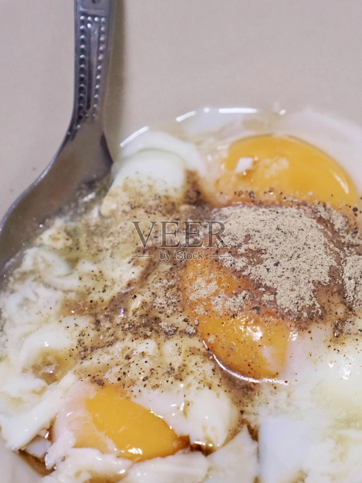 一盘用叉子盛着鸡蛋和米饭的照片。照片摄影图片