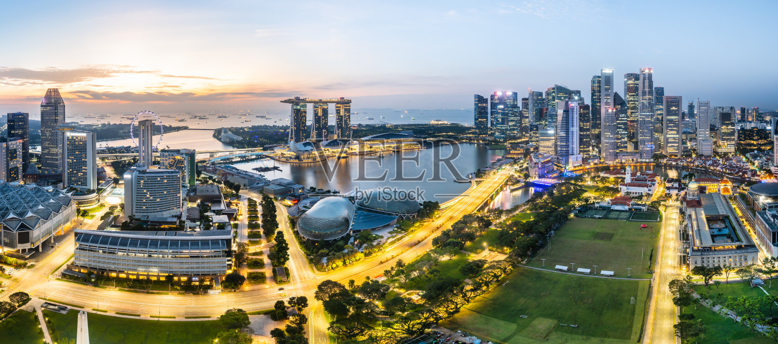 日出时新加坡城市天际线的全景鸟瞰图照片摄影图片