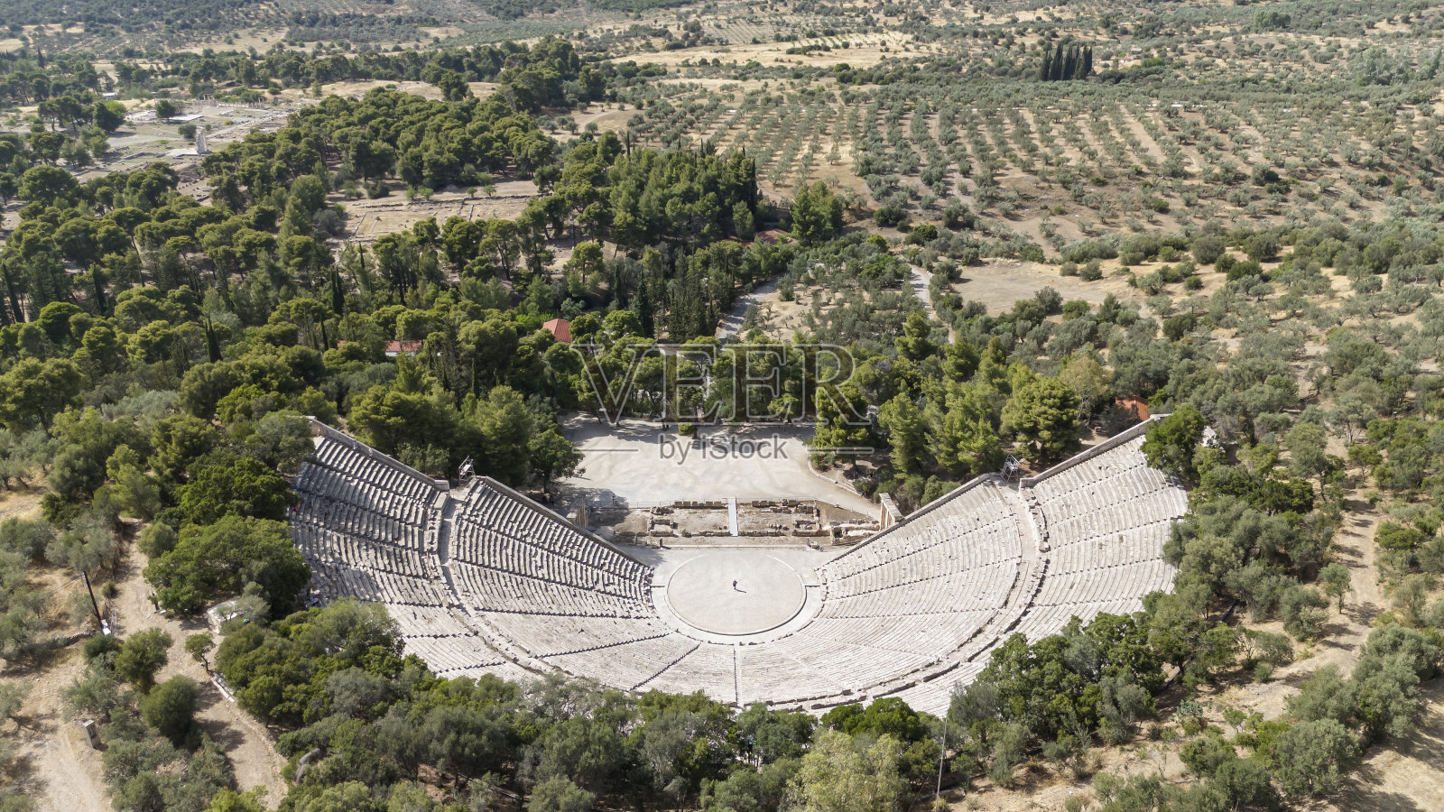 埃皮达鲁斯古剧院是位于希腊古城埃皮达鲁斯的一座剧院,是为纪念古希腊医神阿斯克勒庇俄斯而建的。照片摄影图片