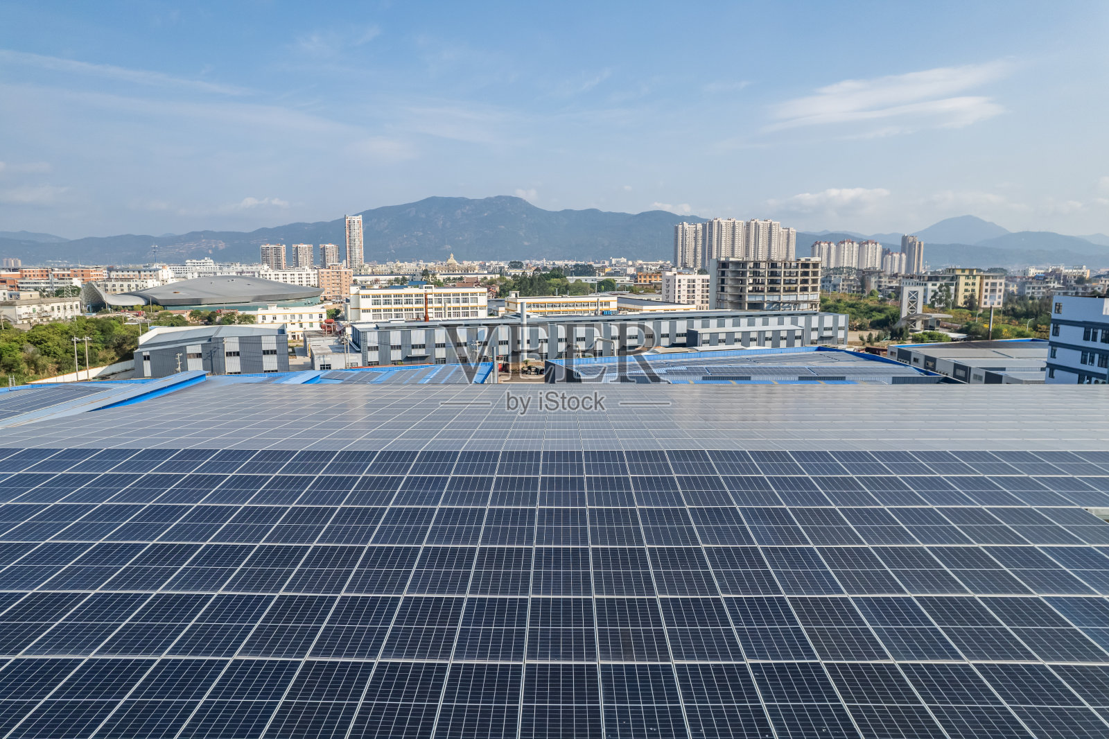 鸟瞰图,厂房内有光伏太阳能发电设备照片摄影图片