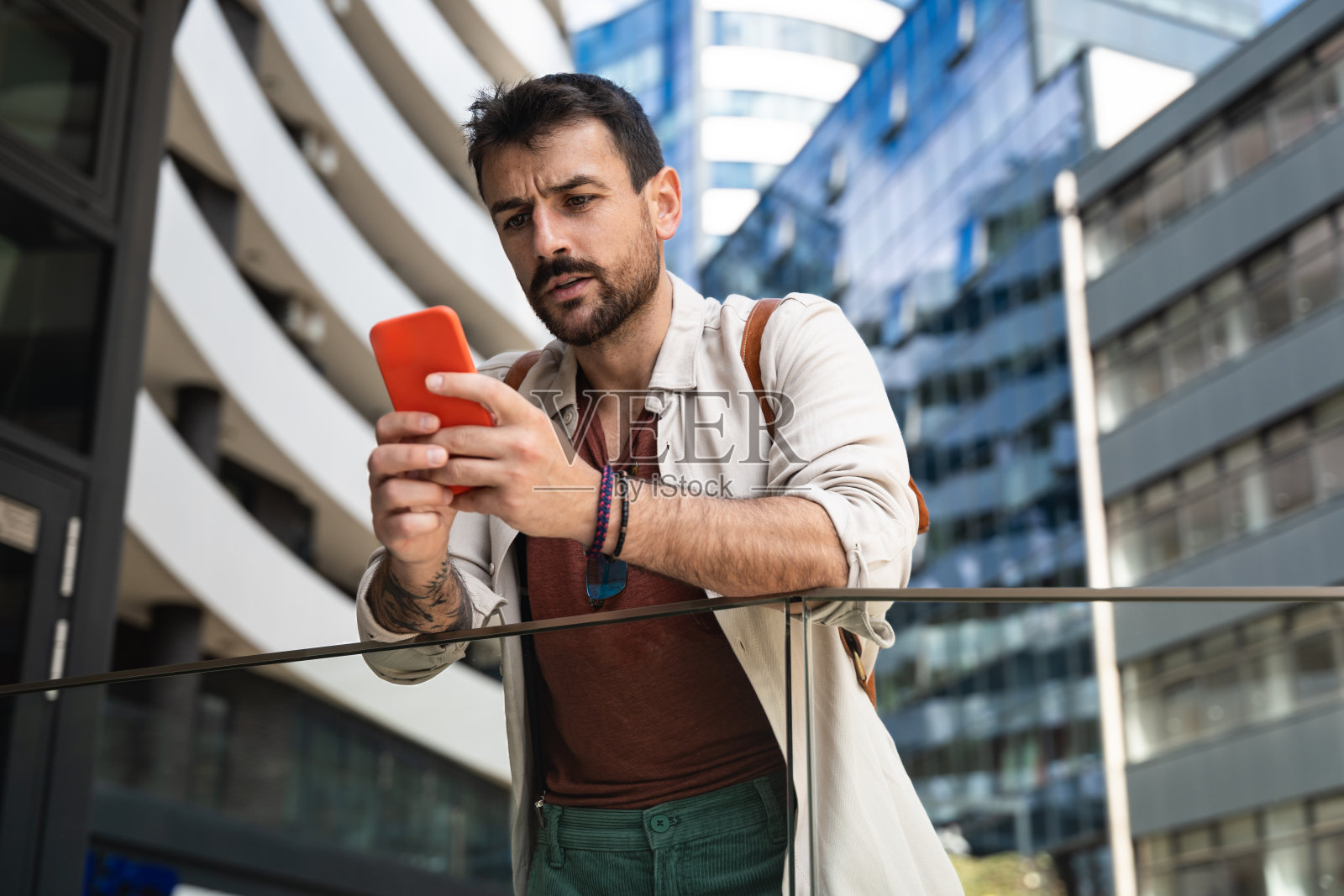 年轻独立的时髦商人自由的励志演说家生活教练站在办公楼前准备员工会议。商务人士产品策略专家等待照片摄影图片