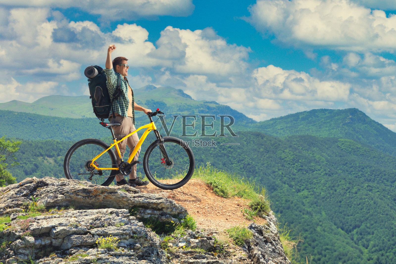 一个骑自行车的人站在悬崖边上照片摄影图片