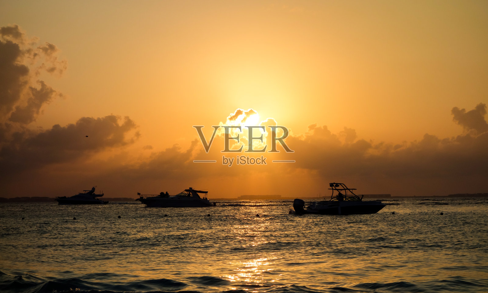 美丽的橙色日落在海上与船只的影子照片摄影图片