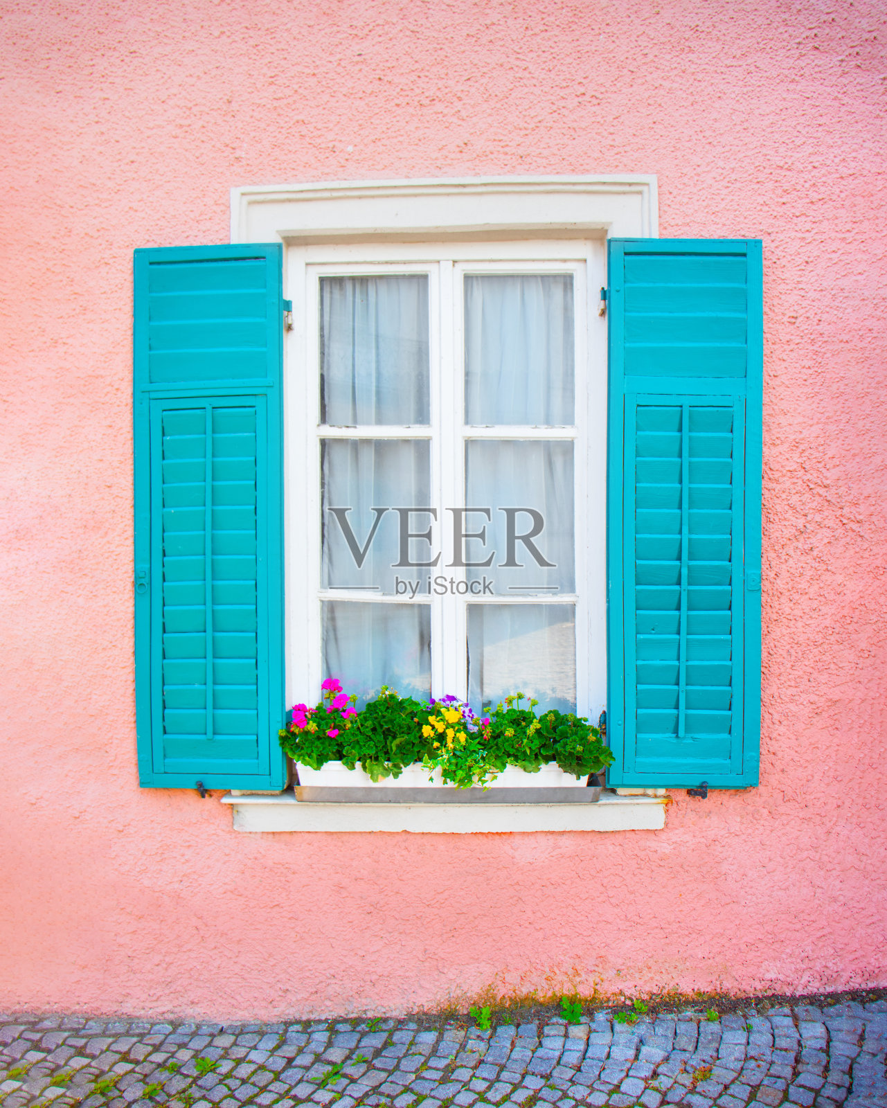 敞开的窗户用绿色的木百叶窗,粉红色的纹理墙照片摄影图片