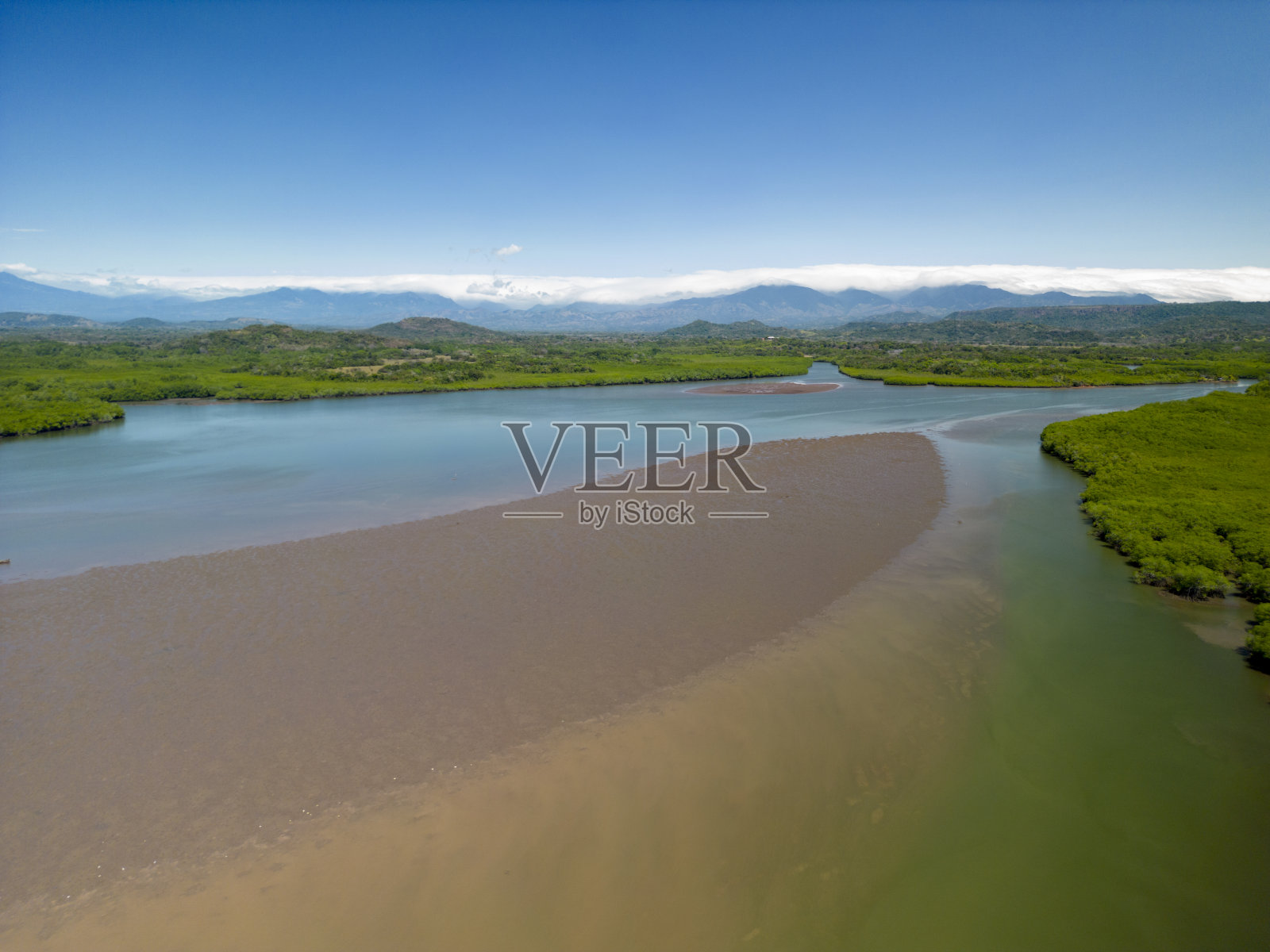 低潮时的海洋鸟瞰图与红树林-库存照片照片摄影图片