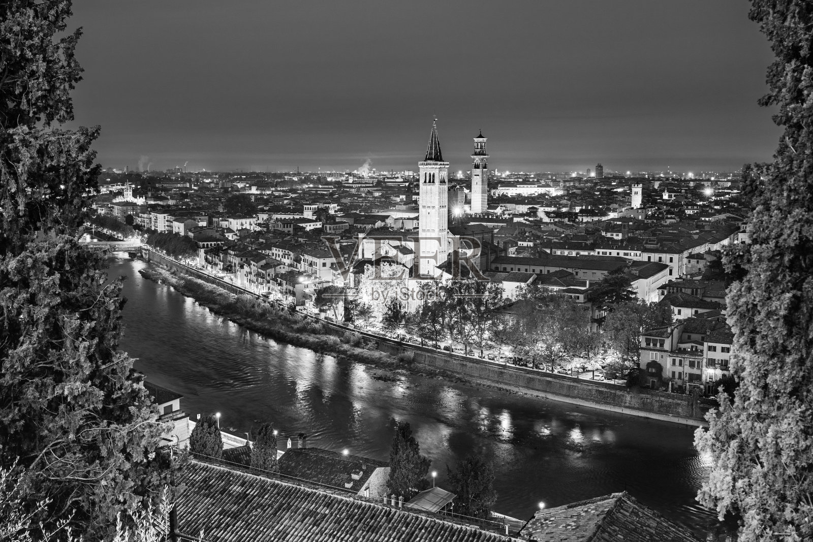 意大利维罗纳,黄昏时分的维罗纳老城天际线照片摄影图片