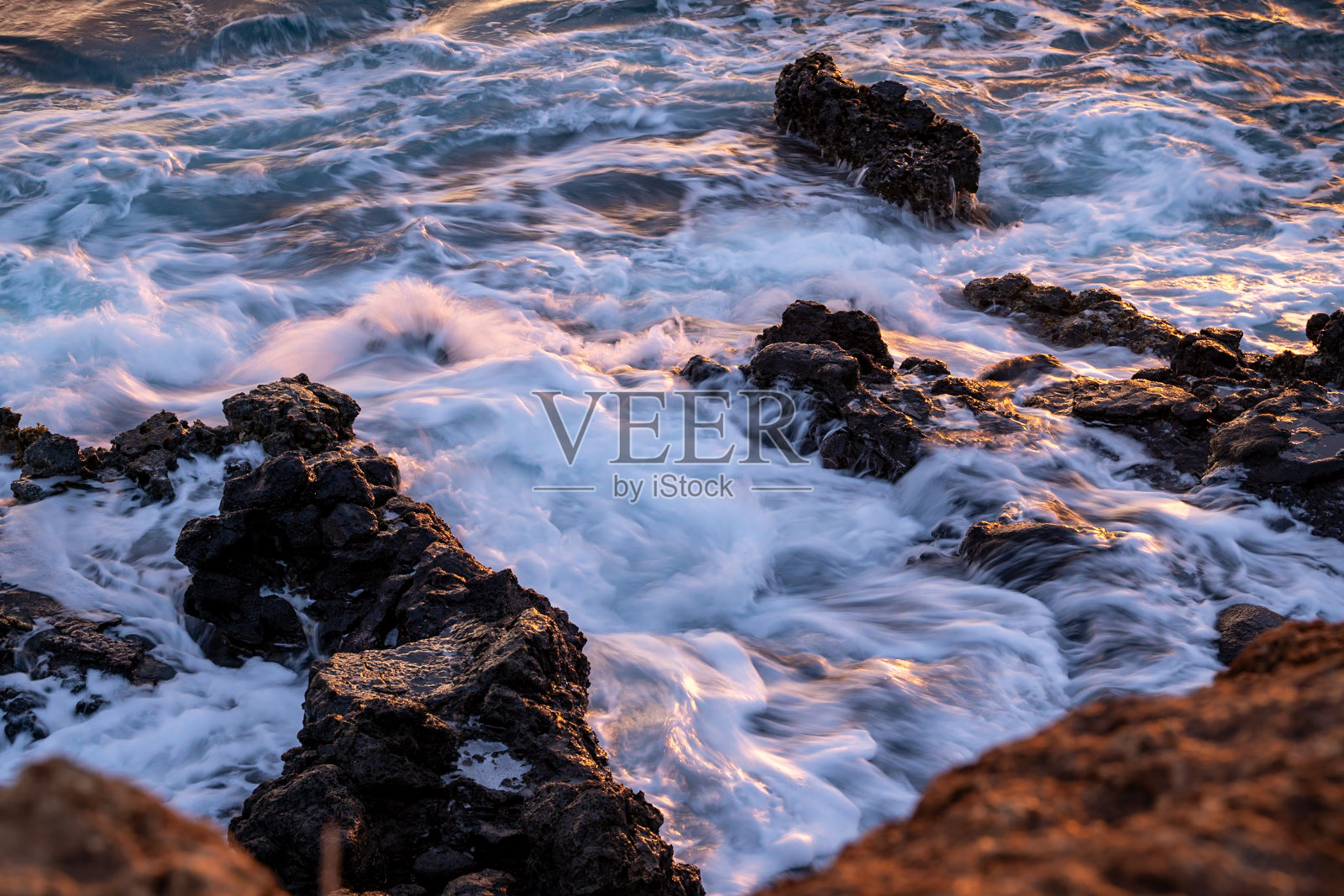 热带熔岩岛上的波浪照片摄影图片