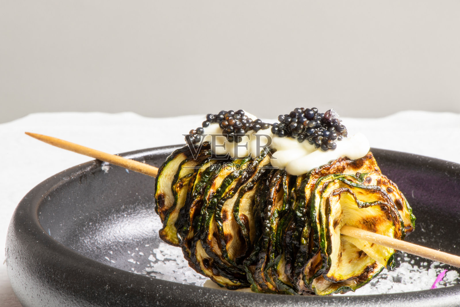 西葫芦配鱼子酱照片摄影图片