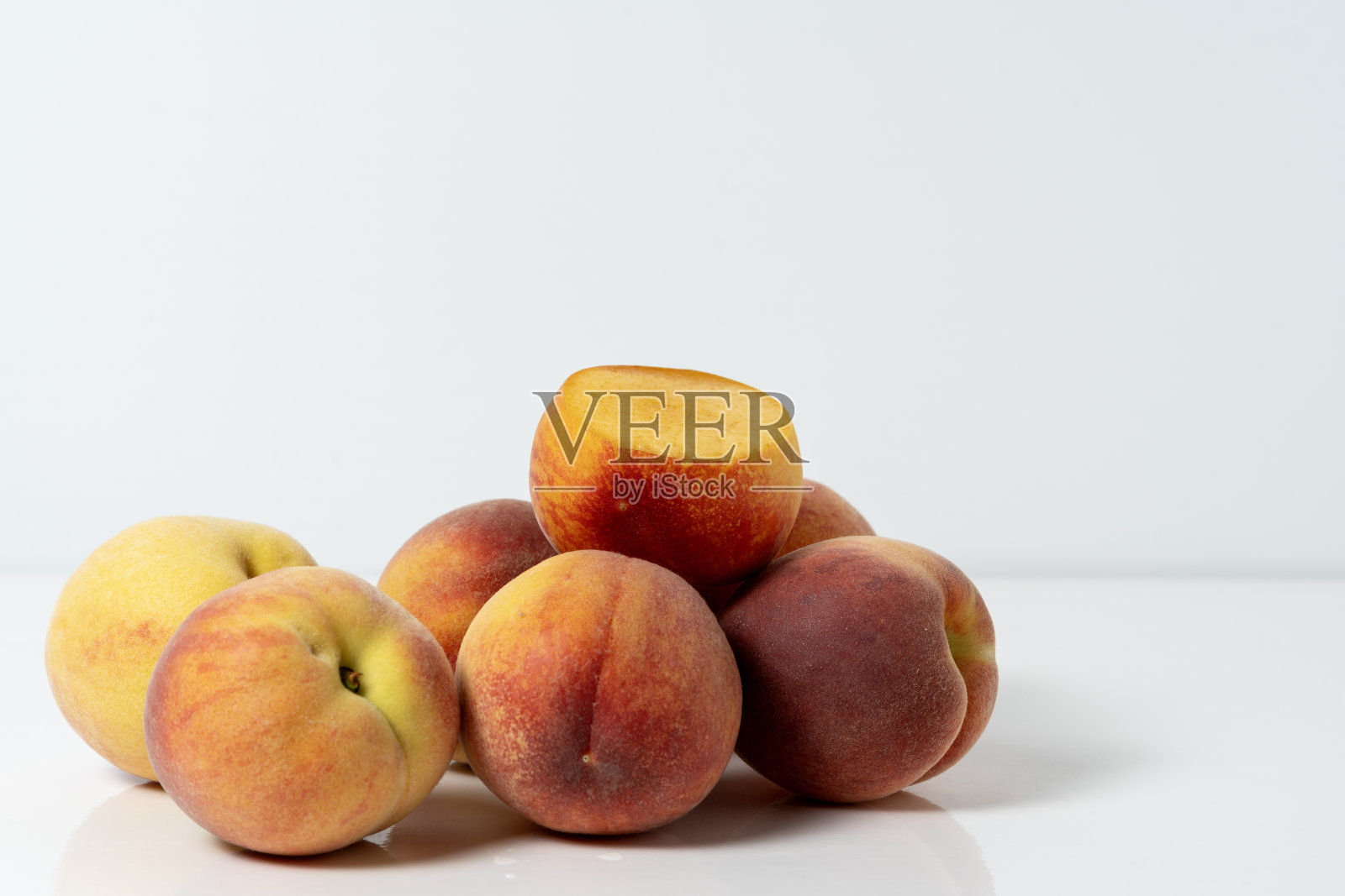 桃子多汁、甜,外皮毛茸茸,里面有一个核。照片摄影图片