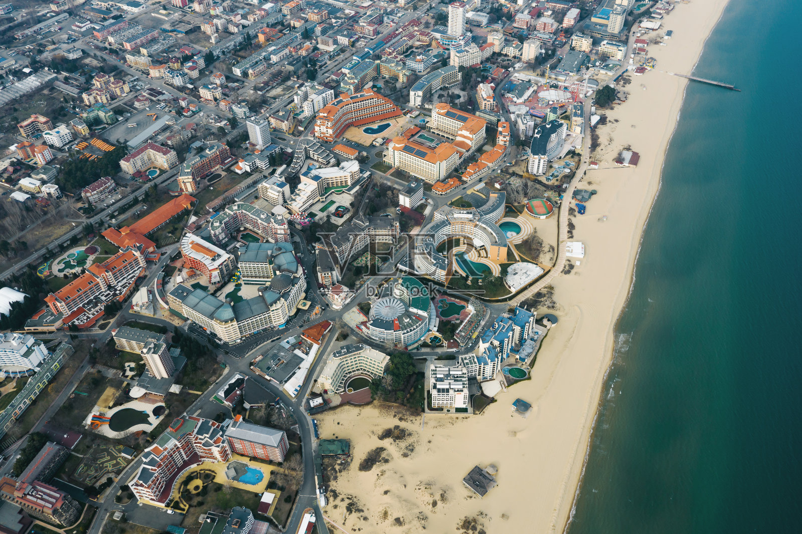 无人机在海滨度假小镇的鸟瞰图,有许多美丽的新酒店建筑。屋顶酒店。海滩海滨有干净的金色沙滩和绿松石海。保加利亚的阳光海滩。旅游的概念照片摄影图片