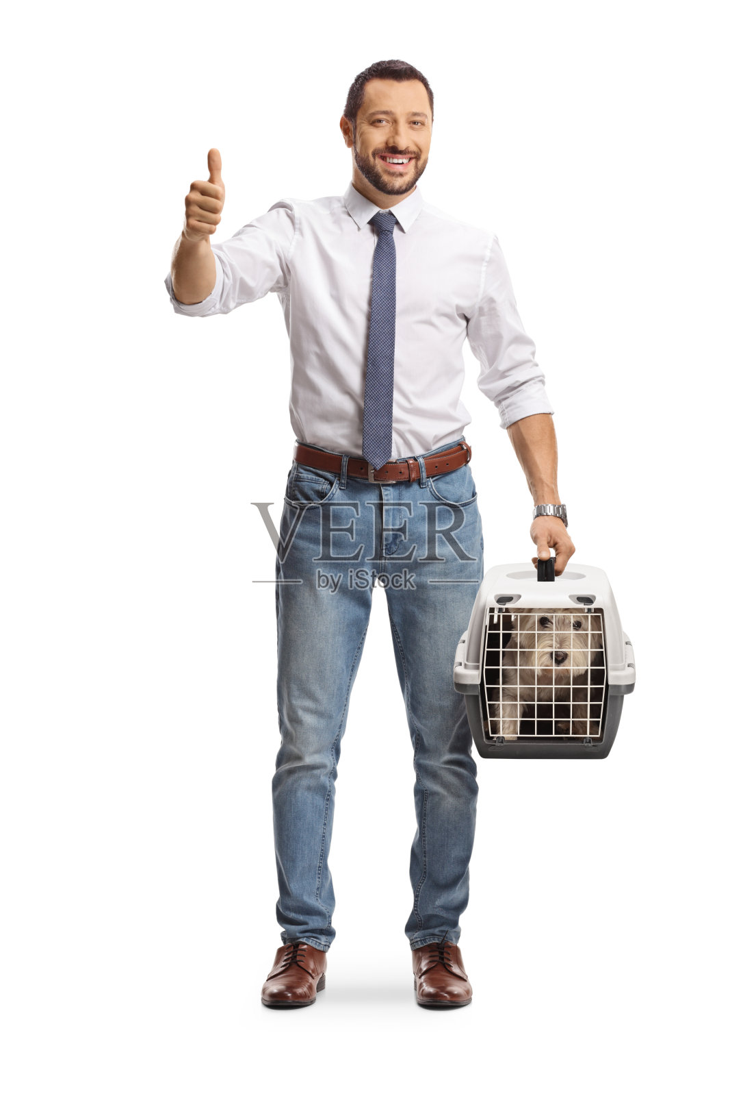 一名男子拿着一个宠物笼,里面放着一只西威狗,并竖起大拇指照片摄影图片