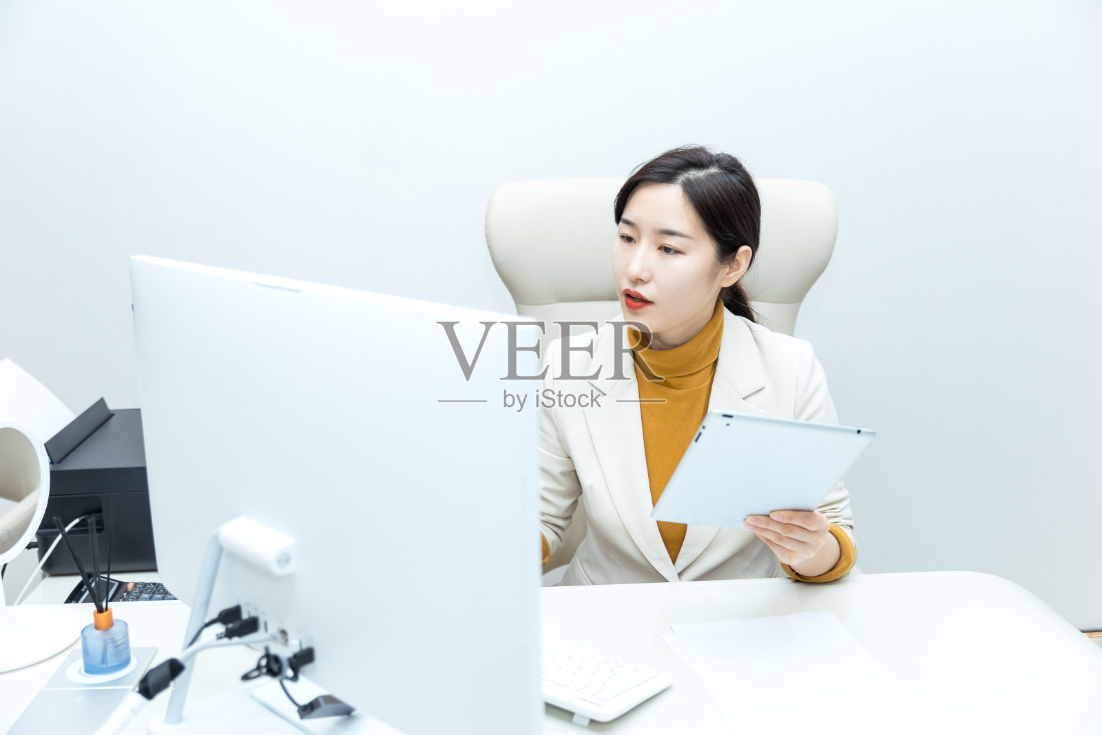 办公室里自信的亚洲女商人的肖像照片摄影图片