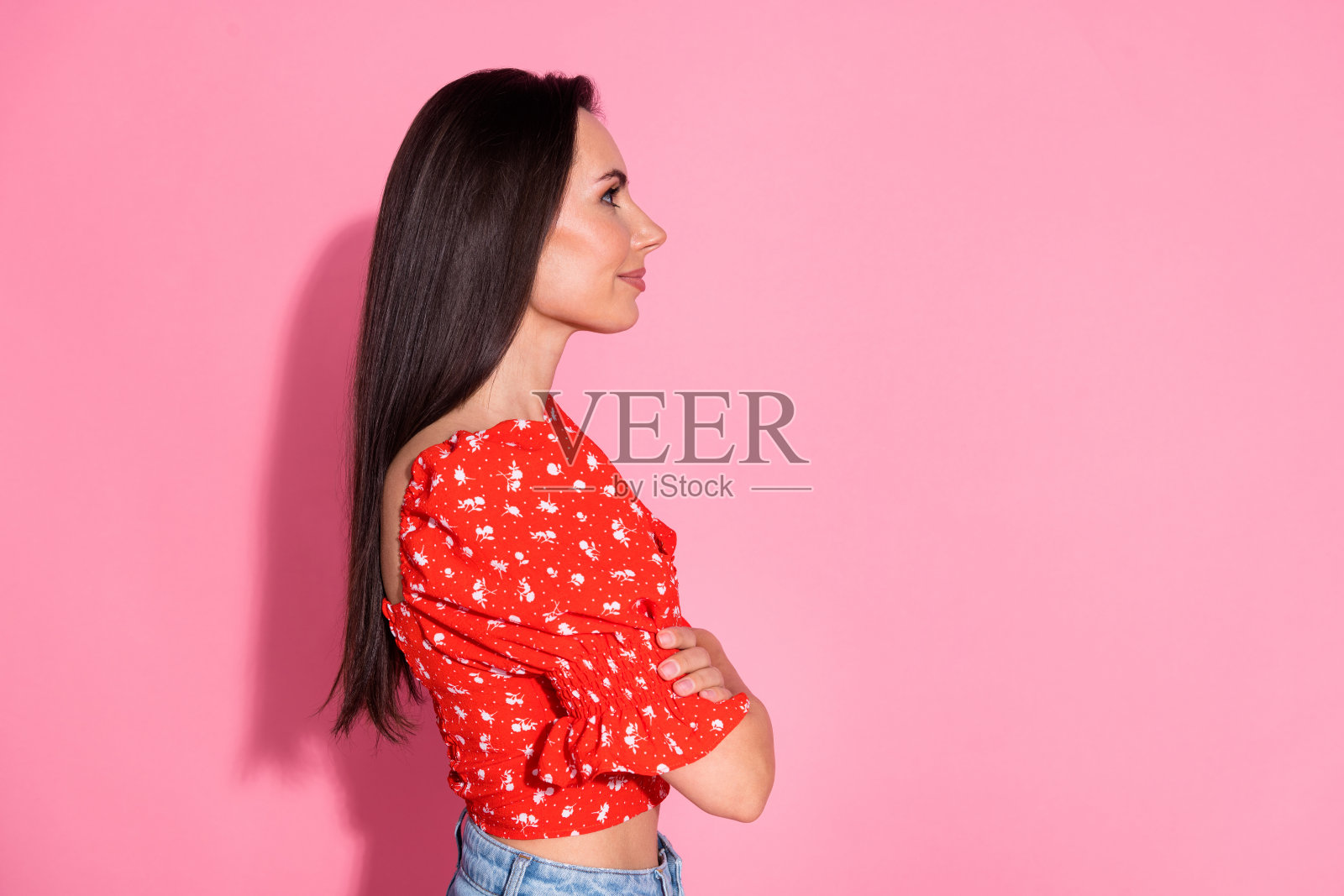 漂亮的年轻女子的个人资料照片看起来空的空间穿着上衣孤立的粉红色背景照片摄影图片