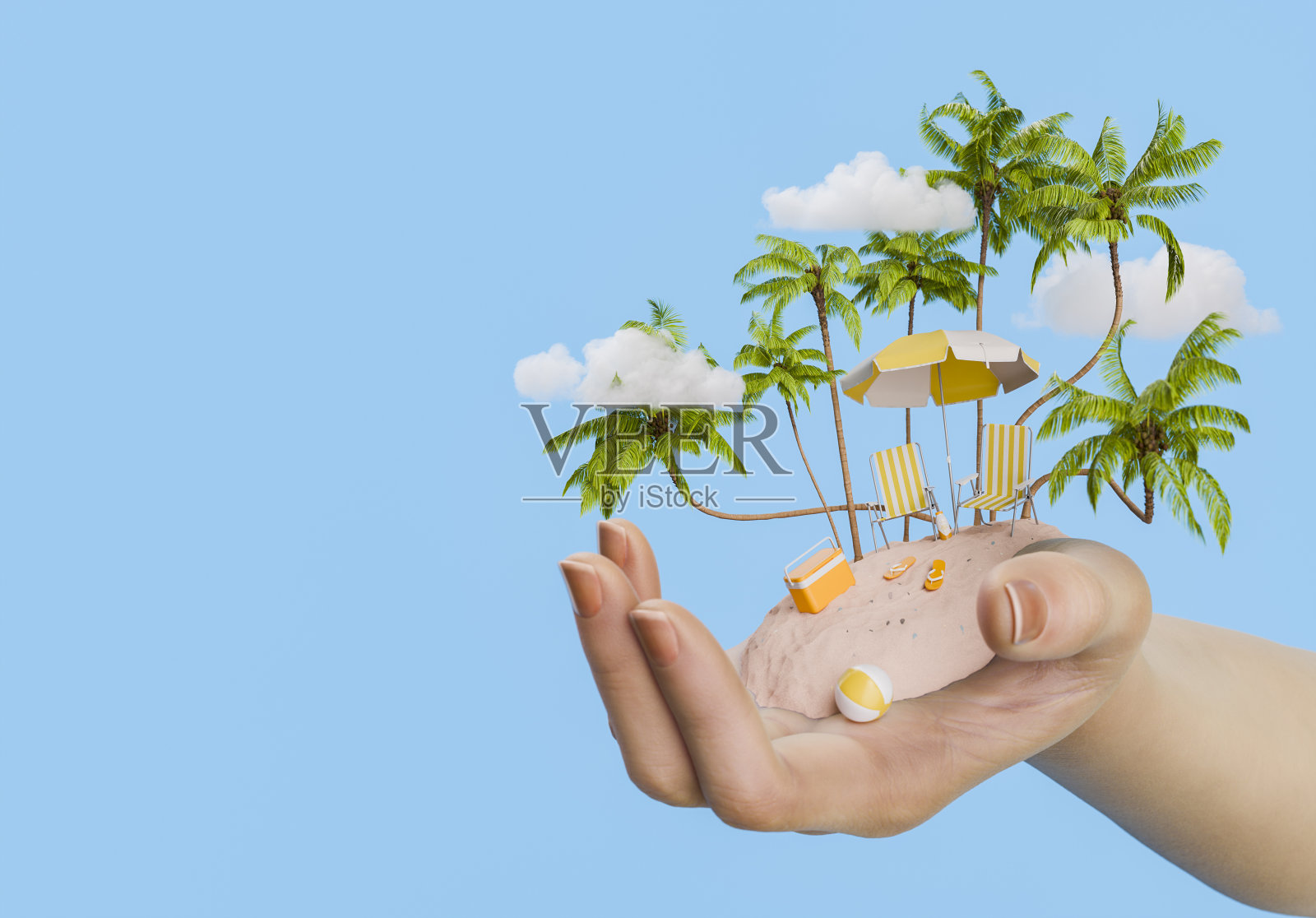 手持微型海滩场景与棕榈树和沙滩椅照片摄影图片