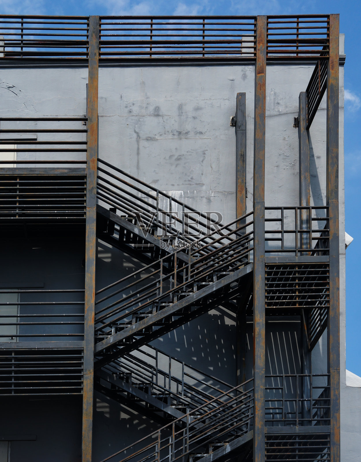 工业外部楼梯与金属栏杆照片摄影图片