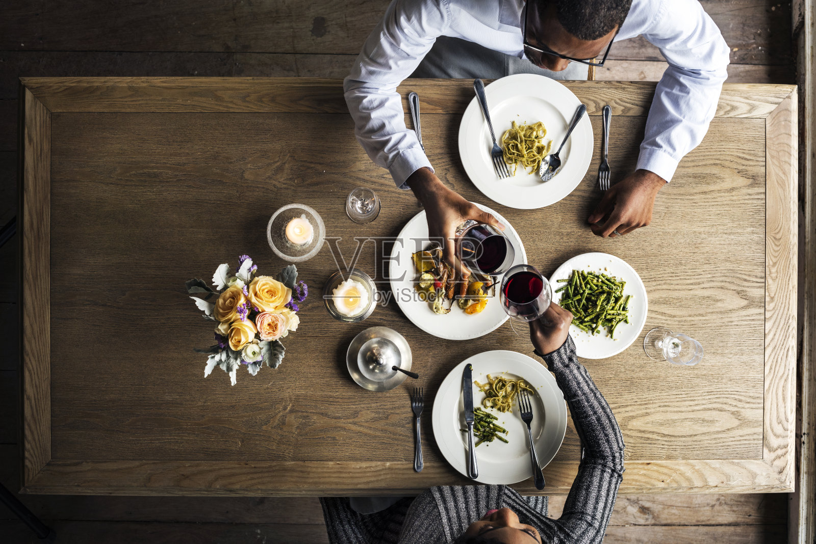 在餐桌上敬酒照片摄影图片