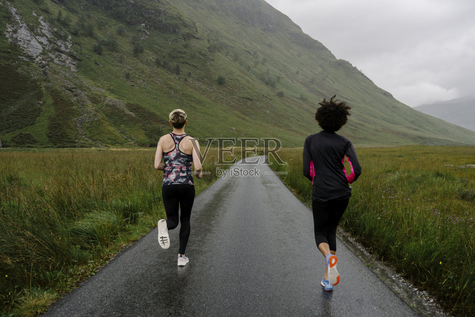 朋友们在苏格兰高地慢跑照片摄影图片