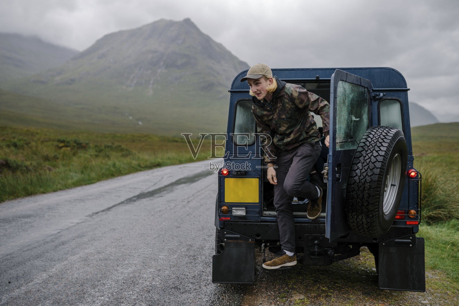 有人从汽车后门出来照片摄影图片