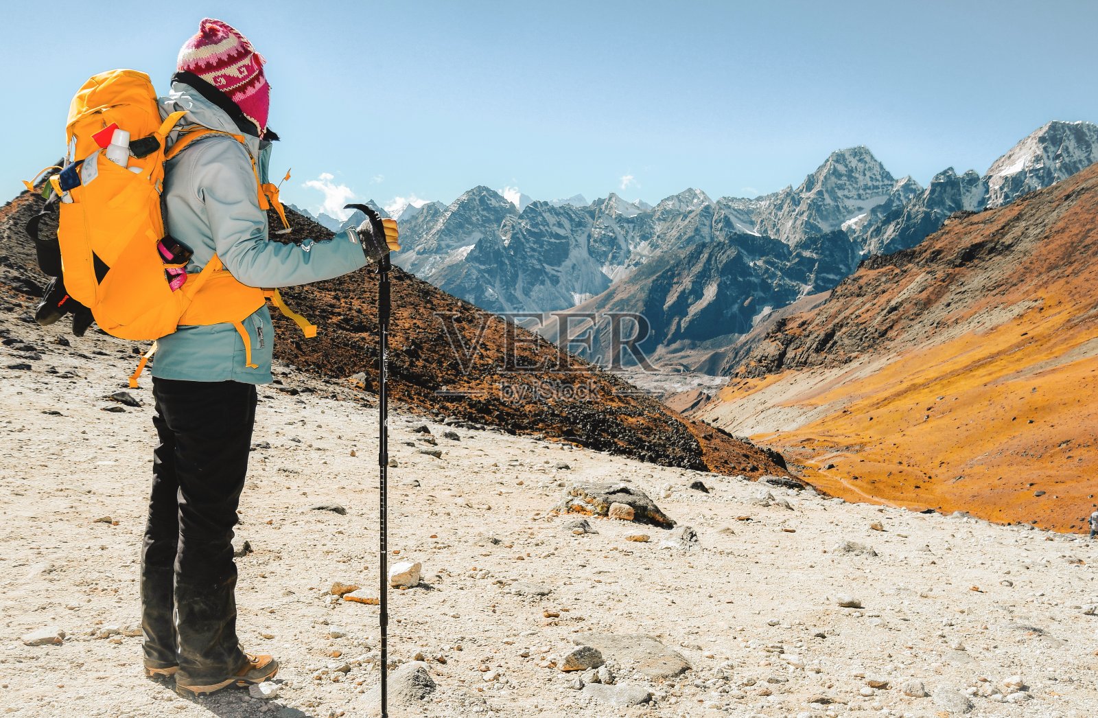 女徒步旅行者在尼泊尔珠穆朗玛峰地区的Cho La山口欣赏山峰的景色。bbc徒步前往高京里照片摄影图片