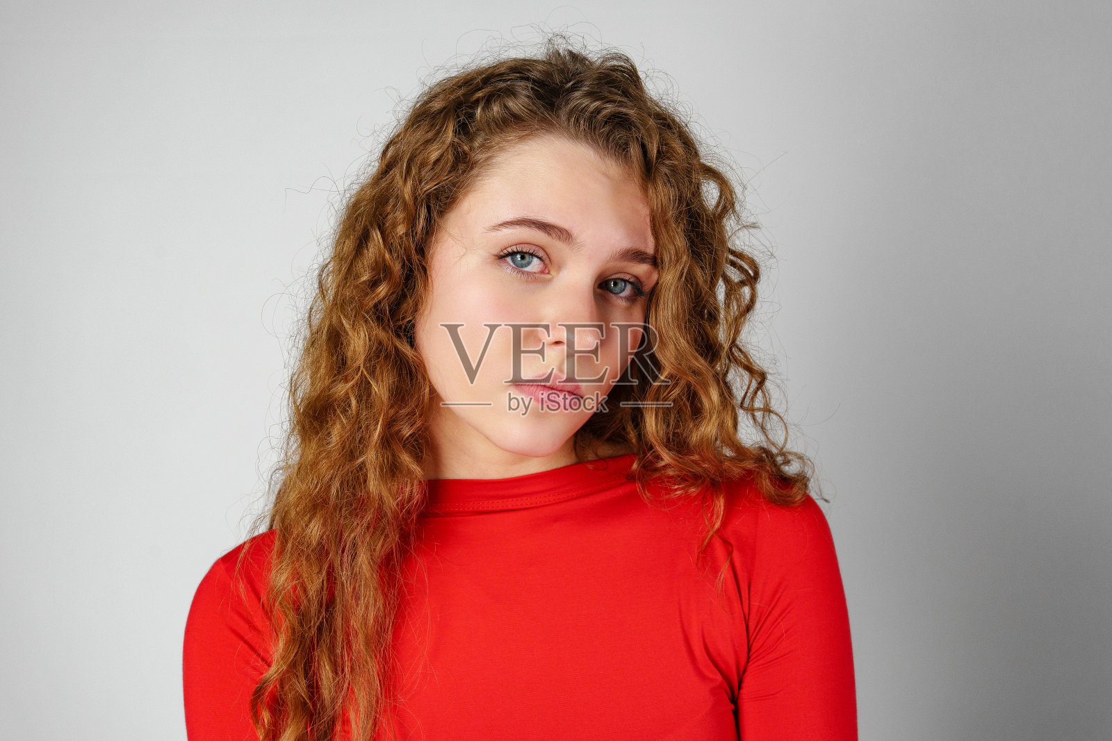 年轻女子卷发肖像对灰色背景照片摄影图片