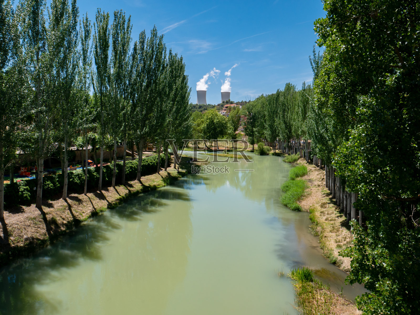 塔霍河和核电站照片摄影图片