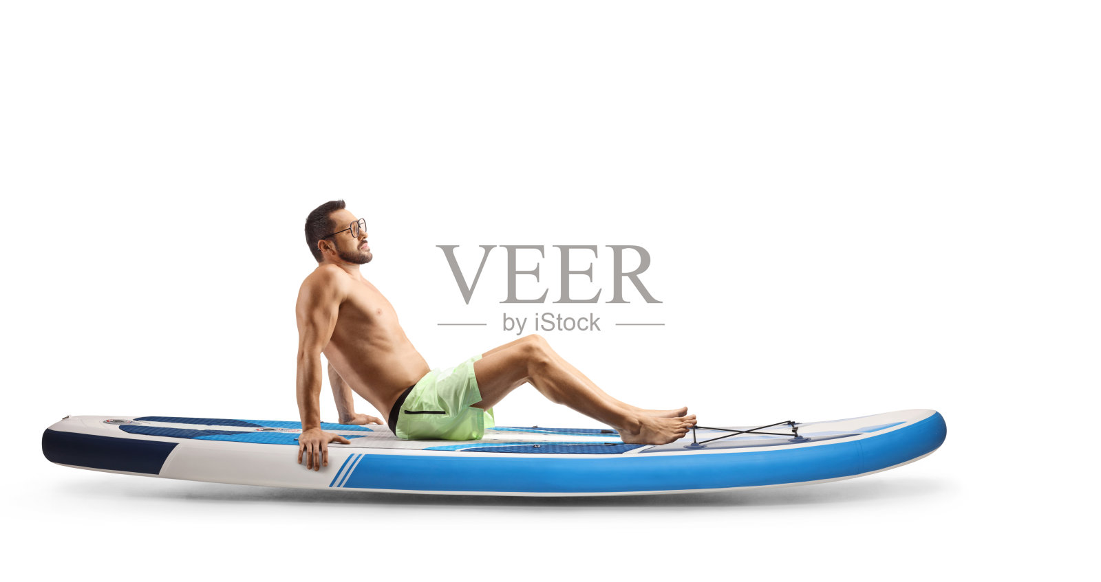 年轻人在SUP上晒日光浴照片摄影图片