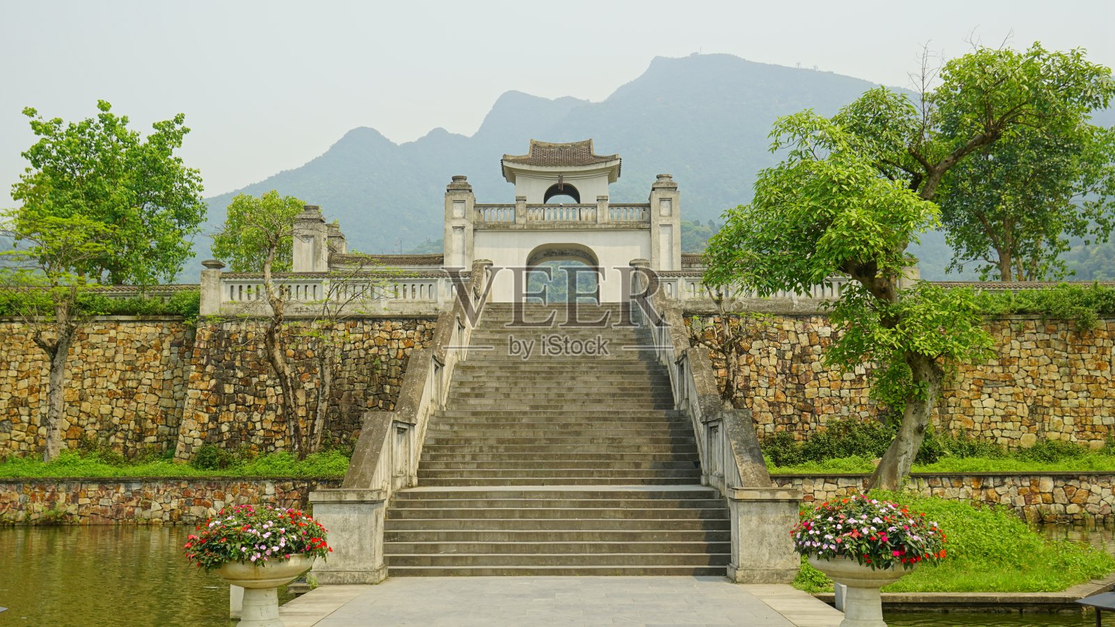 通往古庙大门的楼梯照片摄影图片