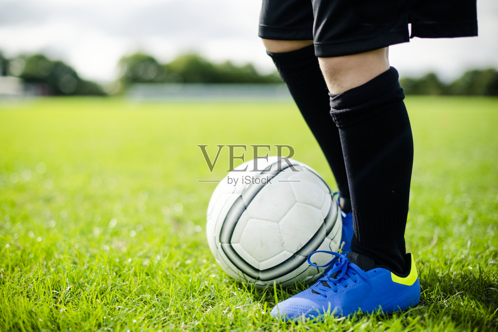 足球场上的青少年足球运动员照片摄影图片