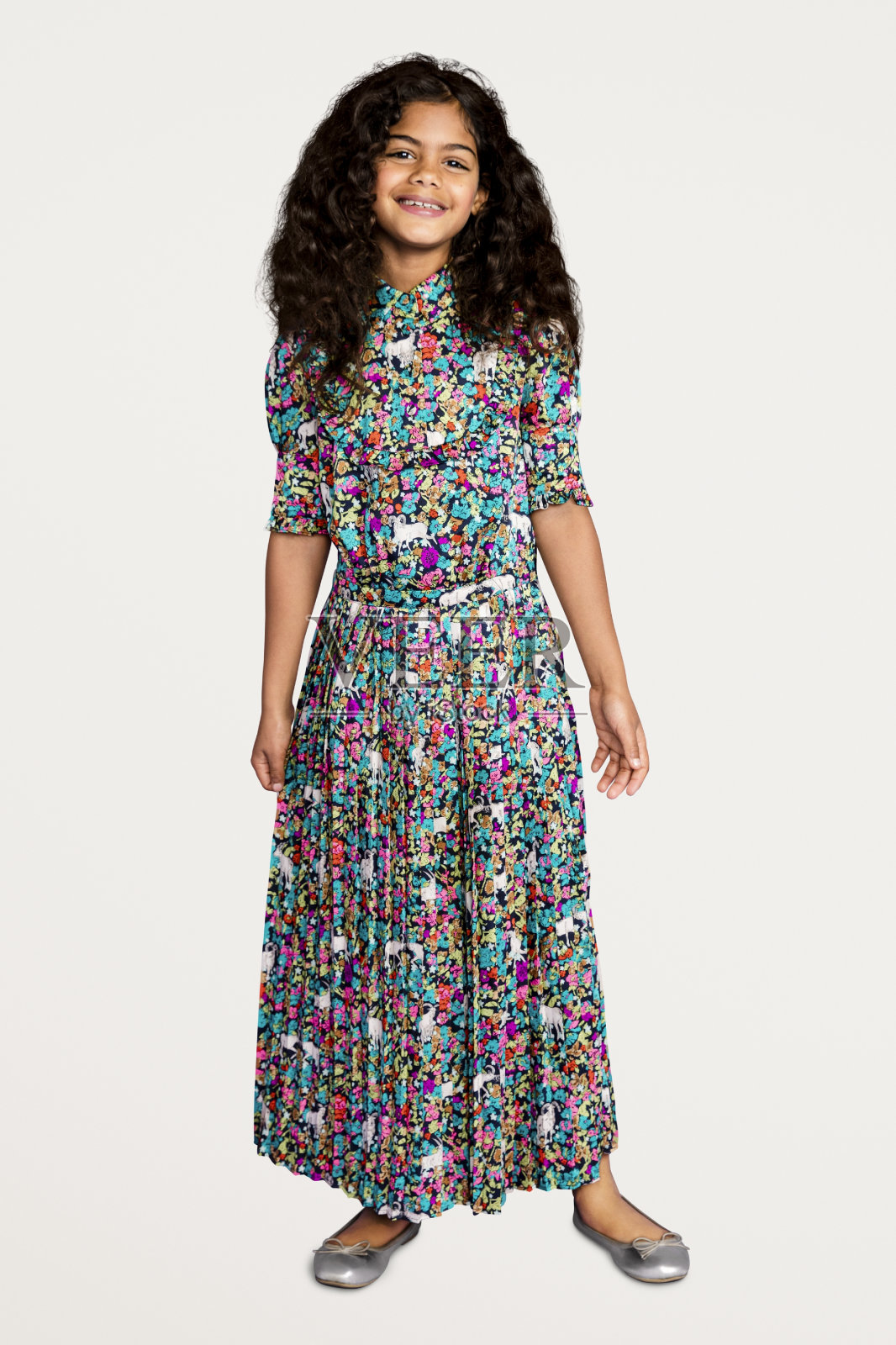 穿着碎花裙的快乐小女孩照片摄影图片