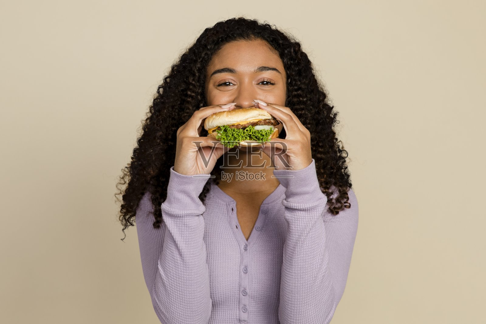 午餐享用汉堡的女人照片摄影图片