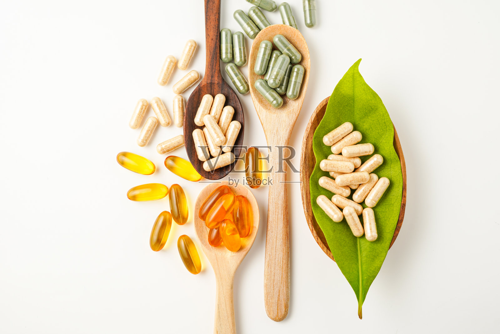 木勺维生素胶囊,软凝胶,鱼油胶囊,欧米伽3,欧米伽9,维生素D,维生素E照片摄影图片