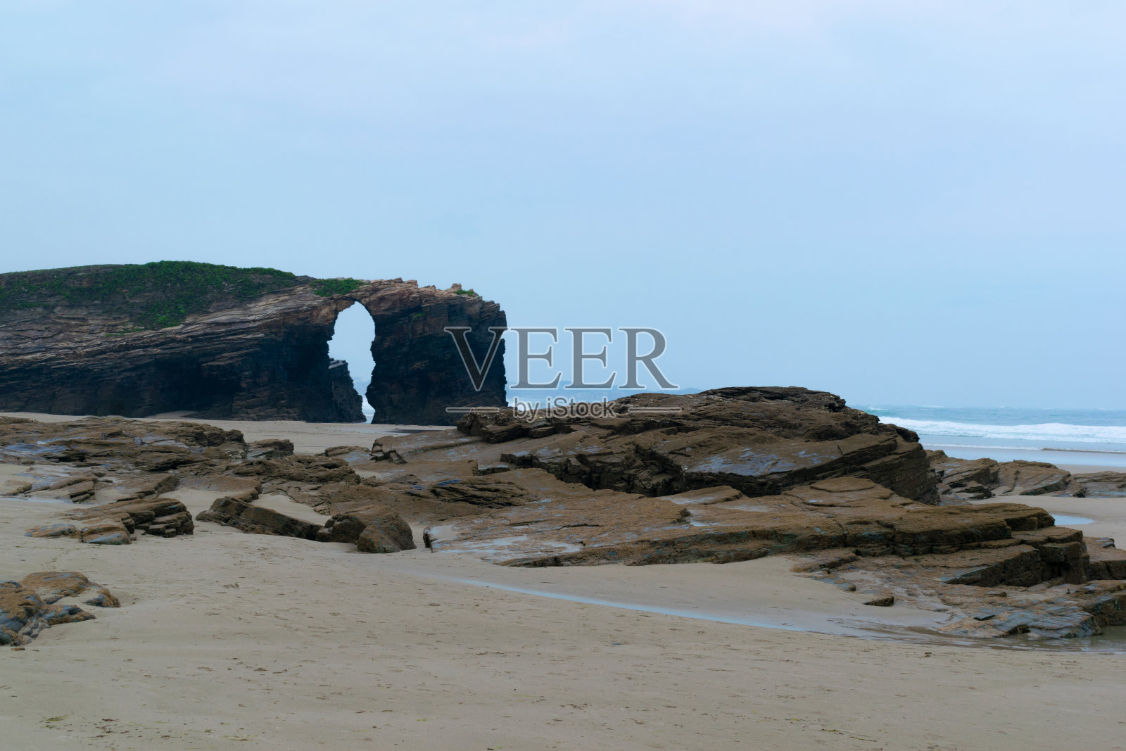 教堂海滩在下雨天没有人。照片摄影图片