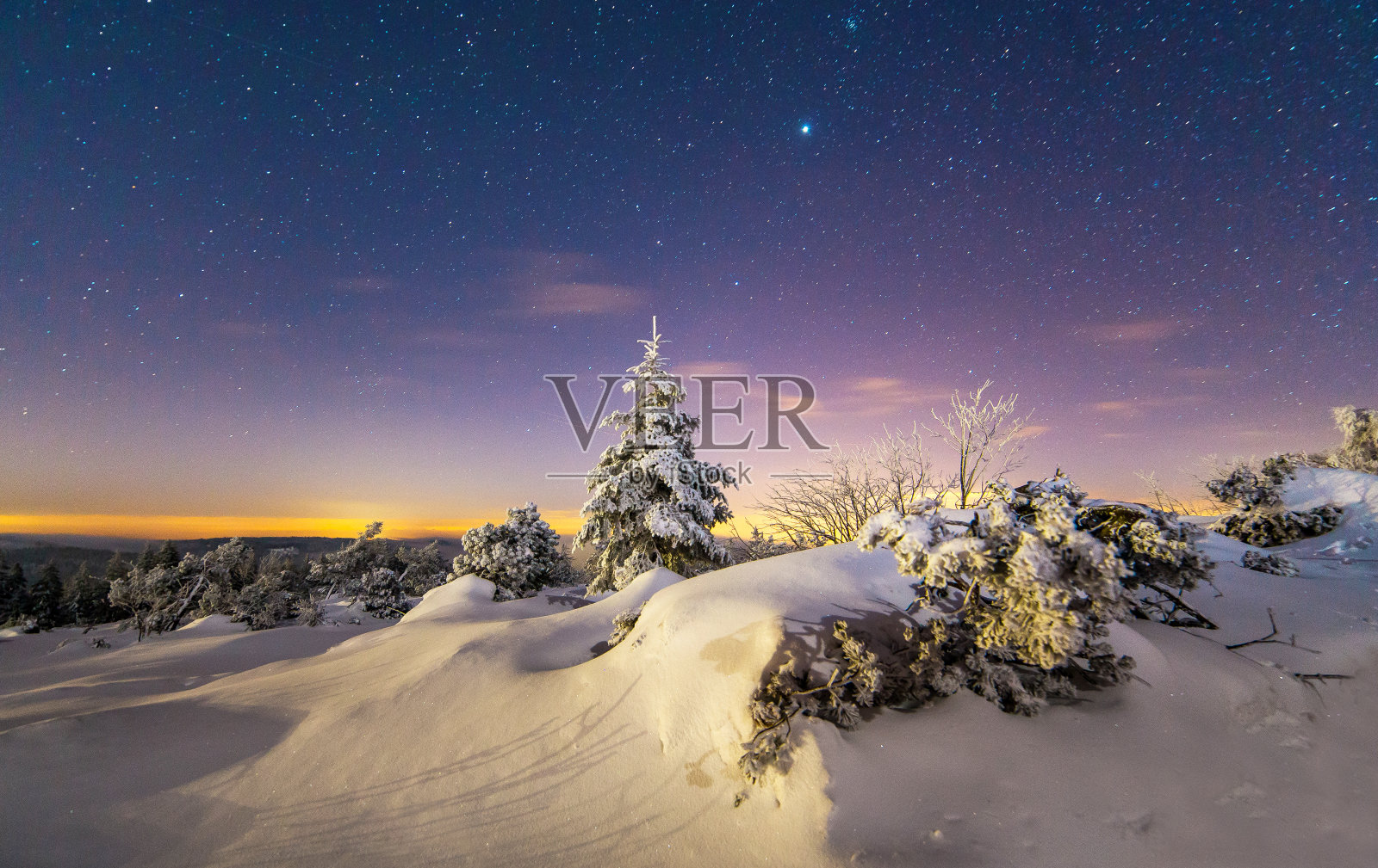 黑森林在德国拜尔斯布隆的冬天照片摄影图片