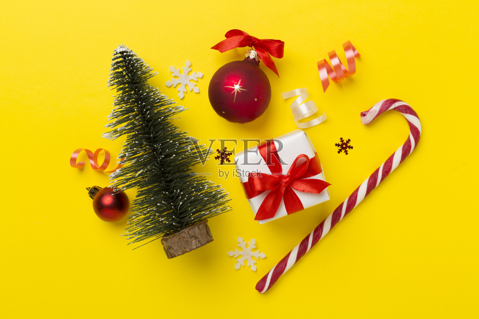 迷你圣诞树与礼品盒和彩色背景装饰照片摄影图片