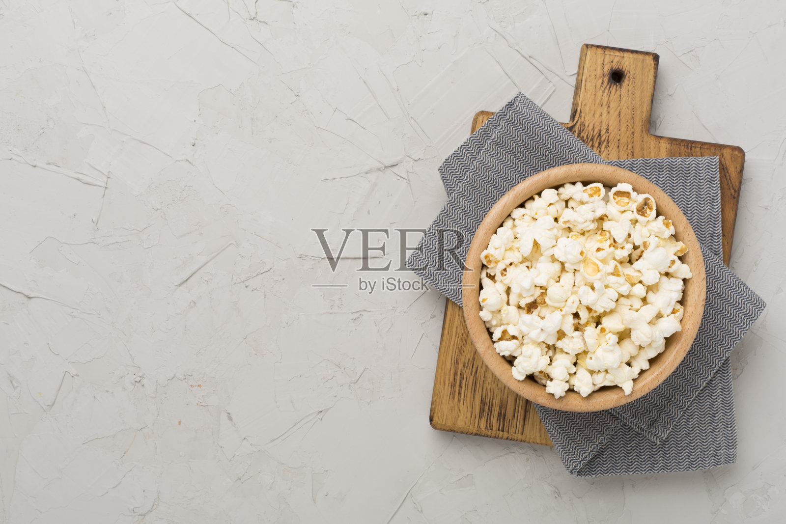 美味的爆米花在碗在混凝土背景,俯视图照片摄影图片