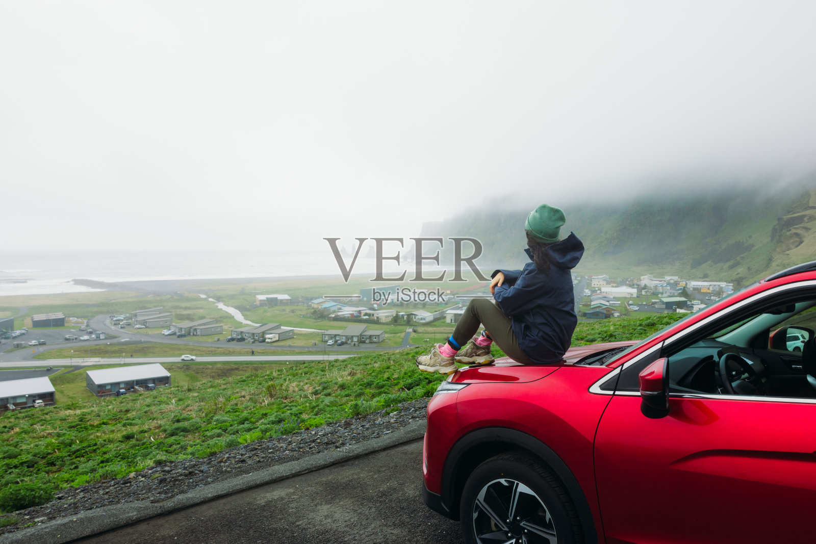 女旅行者在维克的雾中观赏山间海滩的壮观景色照片摄影图片