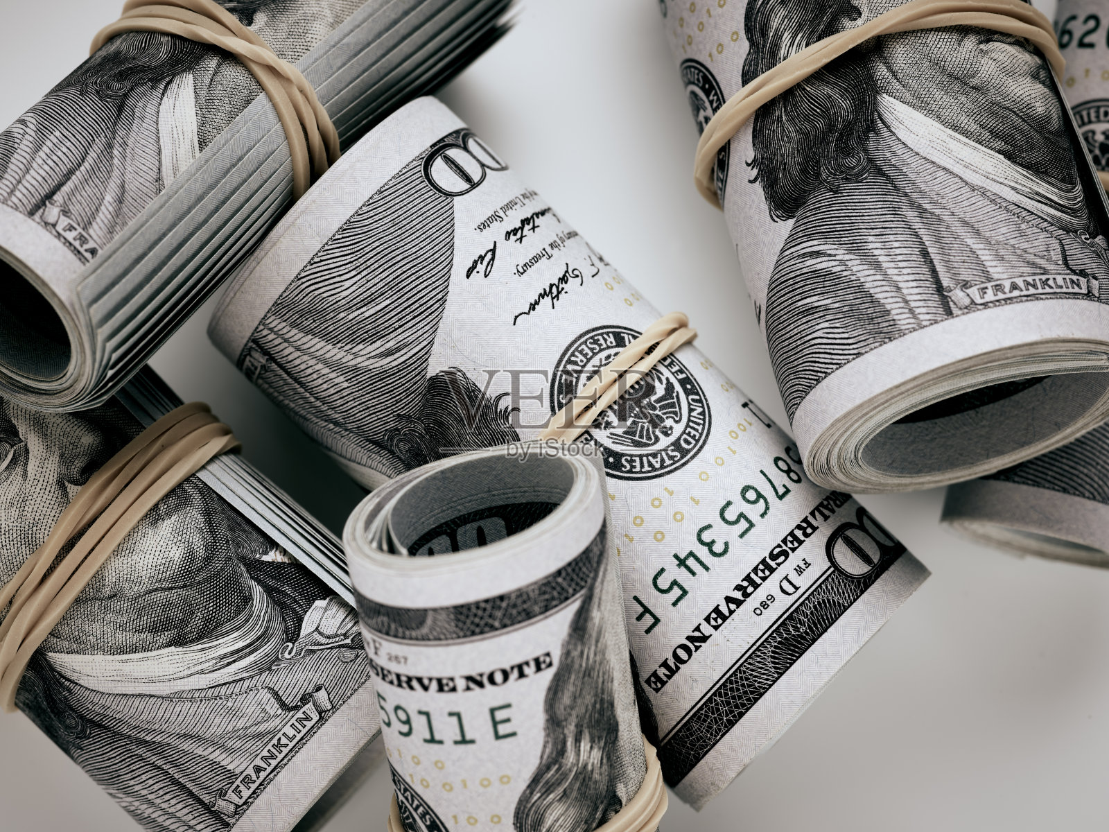 白色背景的百元钞票现金卷照片摄影图片