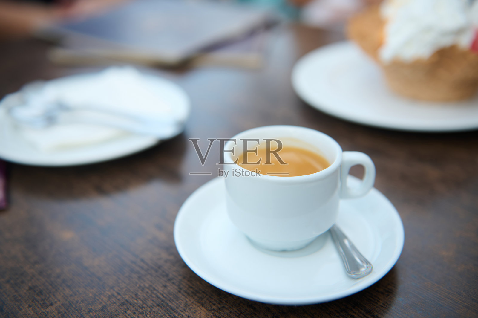 咖啡馆里木桌上的咖啡杯特写照片摄影图片