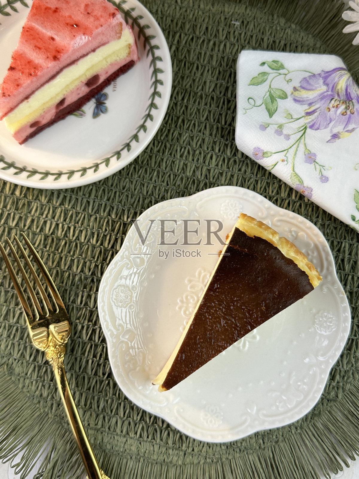 白色盘子里的巴斯克奶酪蛋糕加奶油。咖啡馆桌子上的一块蛋糕。甜点。新鲜出炉的自制食谱。照片摄影图片