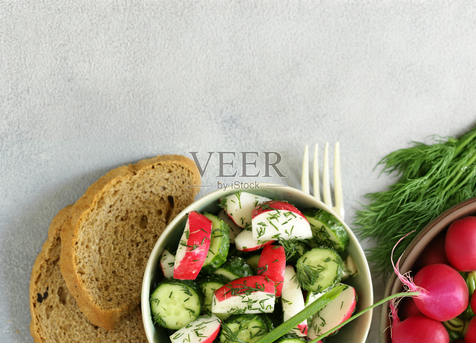 自制的萝卜、莳萝和黄瓜沙拉照片摄影图片