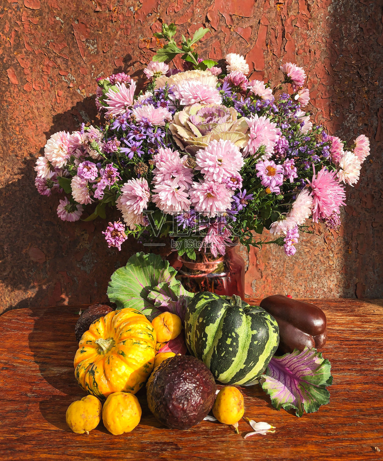 浪漫的秋天花朵和质朴的花园植物。照片摄影图片