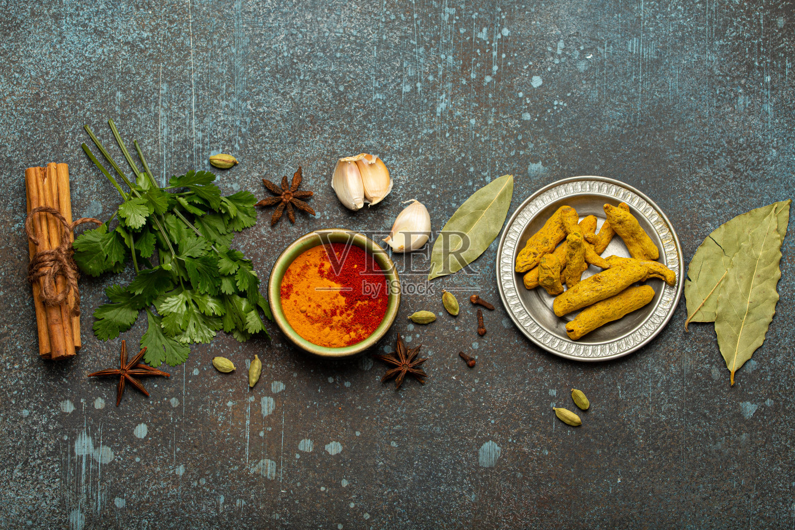 各种各样的印度香料和香草在质朴的背景下排列照片摄影图片