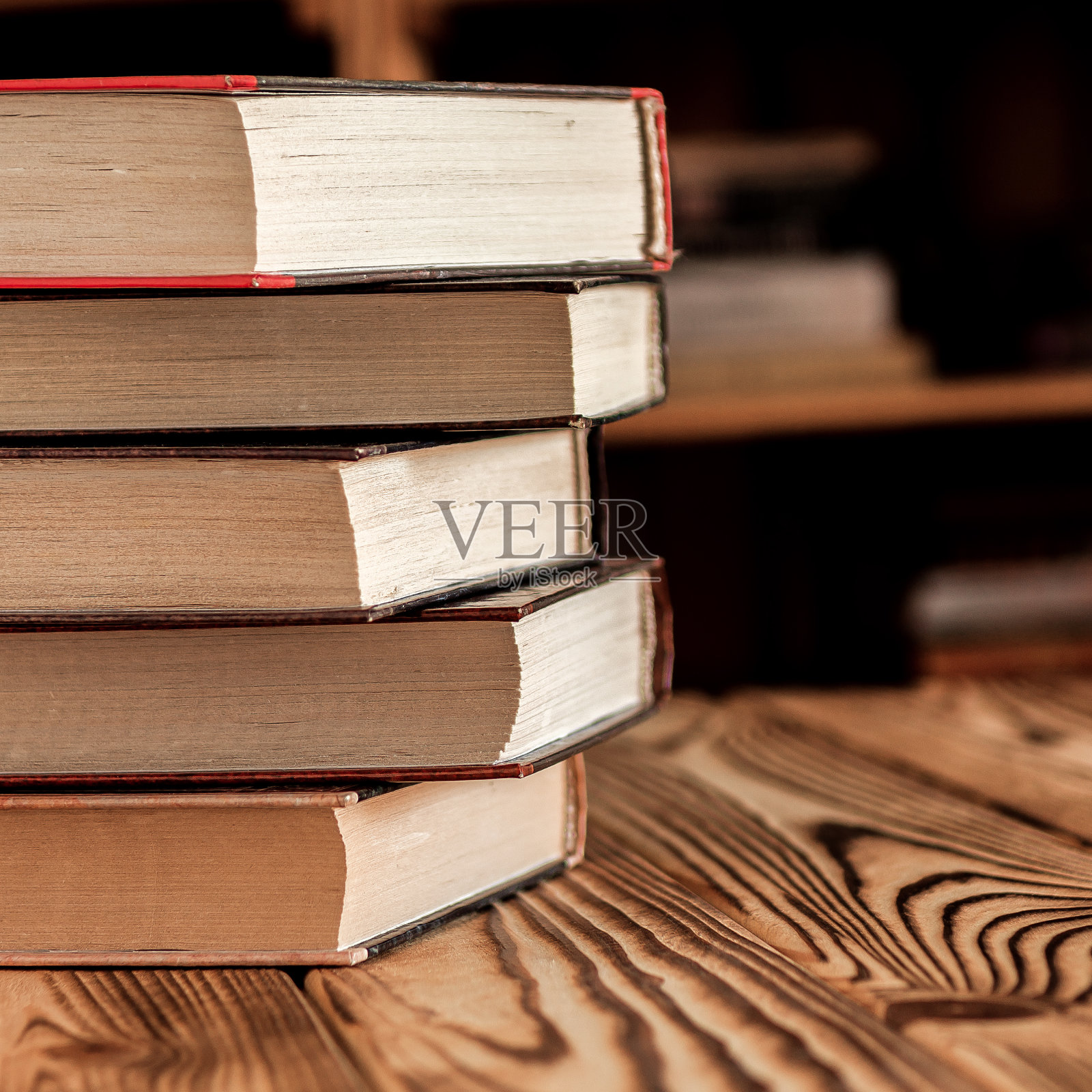 书架后面堆放着旧书照片摄影图片